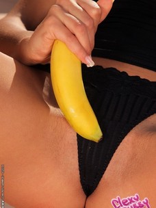 Anita Pearl Is Masturbating With Some Bananas From Flexy Pussy